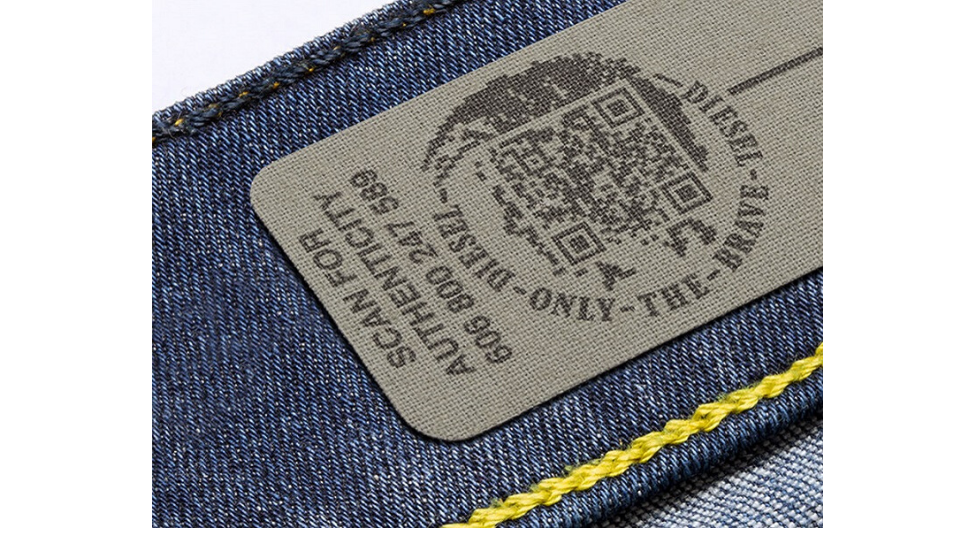Mã QR DTC trên nhãn quần áo của quần jean Diesel