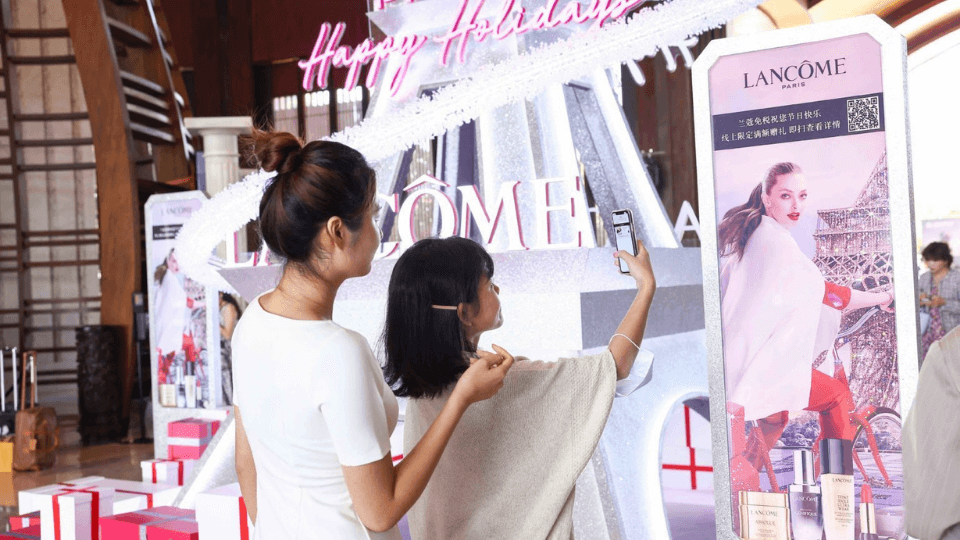 Lancôme's QR Codes to direct consumers to their e-store