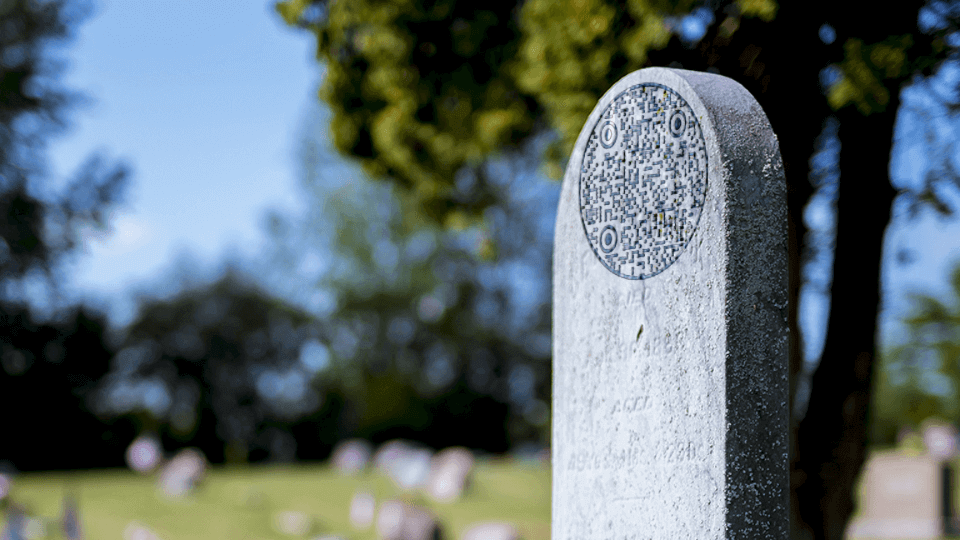 People are increasingly engraving QR Codes on tombstones 